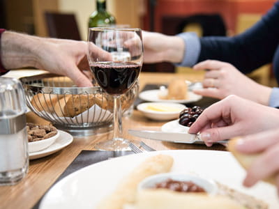 Buchen Sie Ihre Mahlzeiten im À-la-carte-Restaurant „The Brasserie“ oder ein Unbegrenzt-Essen-Buffet in „The Kitchen“ im Voraus und genießen Sie ausgezeichnete Speisen, bei denen Sie auch noch Geld sparen.