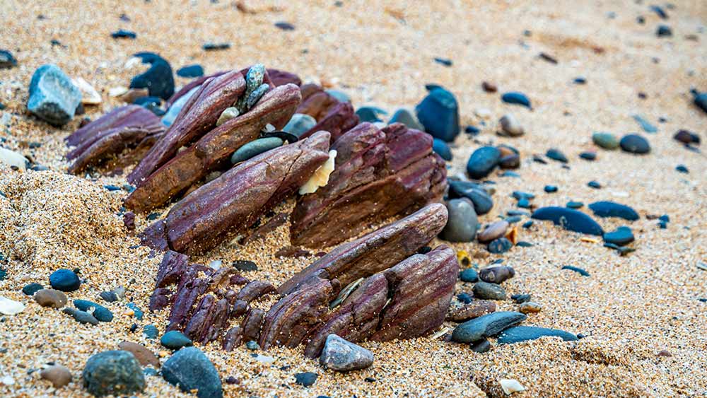 Felsen in der Kinnagoe Bay in der Grafschaft Donegal
